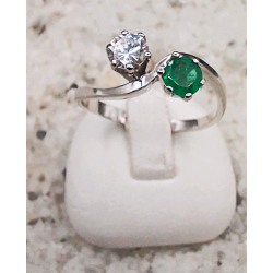 14 KARAAT WITGOUDEN SLAGRING MET BRILJANT EN SMARAGD 0.27CRT. - 41762