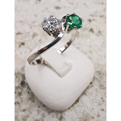 14 KARAAT WITGOUDEN SLAGRING MET BRILJANT EN SMARAGD 0.27CRT. - 41762